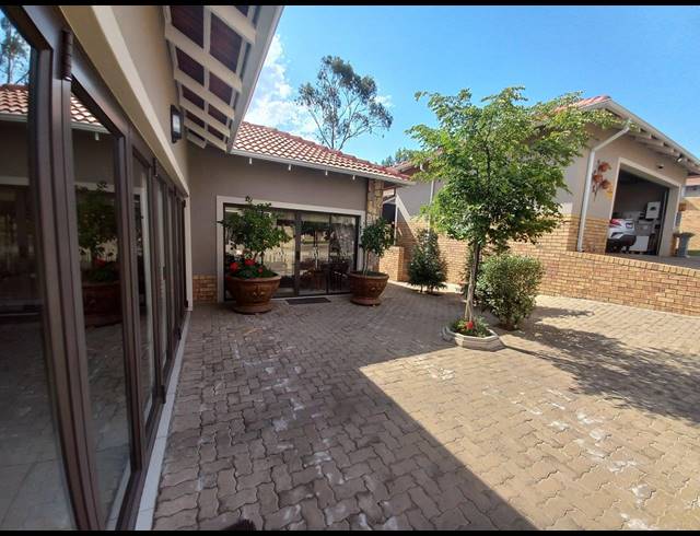 2 BEDROOM RETIREMENT UNIT FOR SALE IN JORDAAN PARK